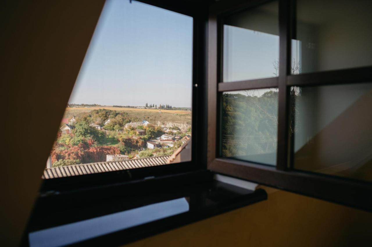 Джерело Kamianets-Podilsky Extérieur photo